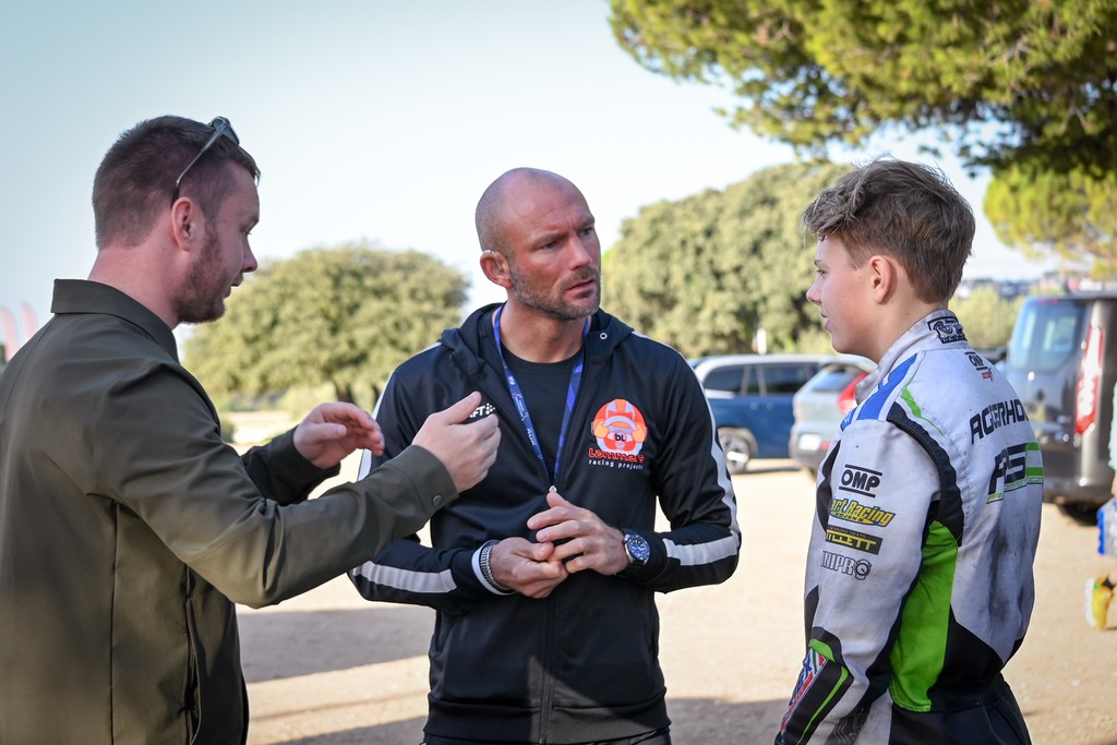 Jacob Nørtoft og Bas Lammers giver feedback til kartingkører Valdemar Aggerholm til FIA Motorsport Games / tre af de fire events foregår på Padborg Park, herunder en testdag på banen
(Foto: DASU / Bo Skovfoged)